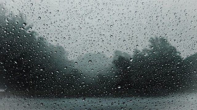 Na fotografii intensywne opady deszczu