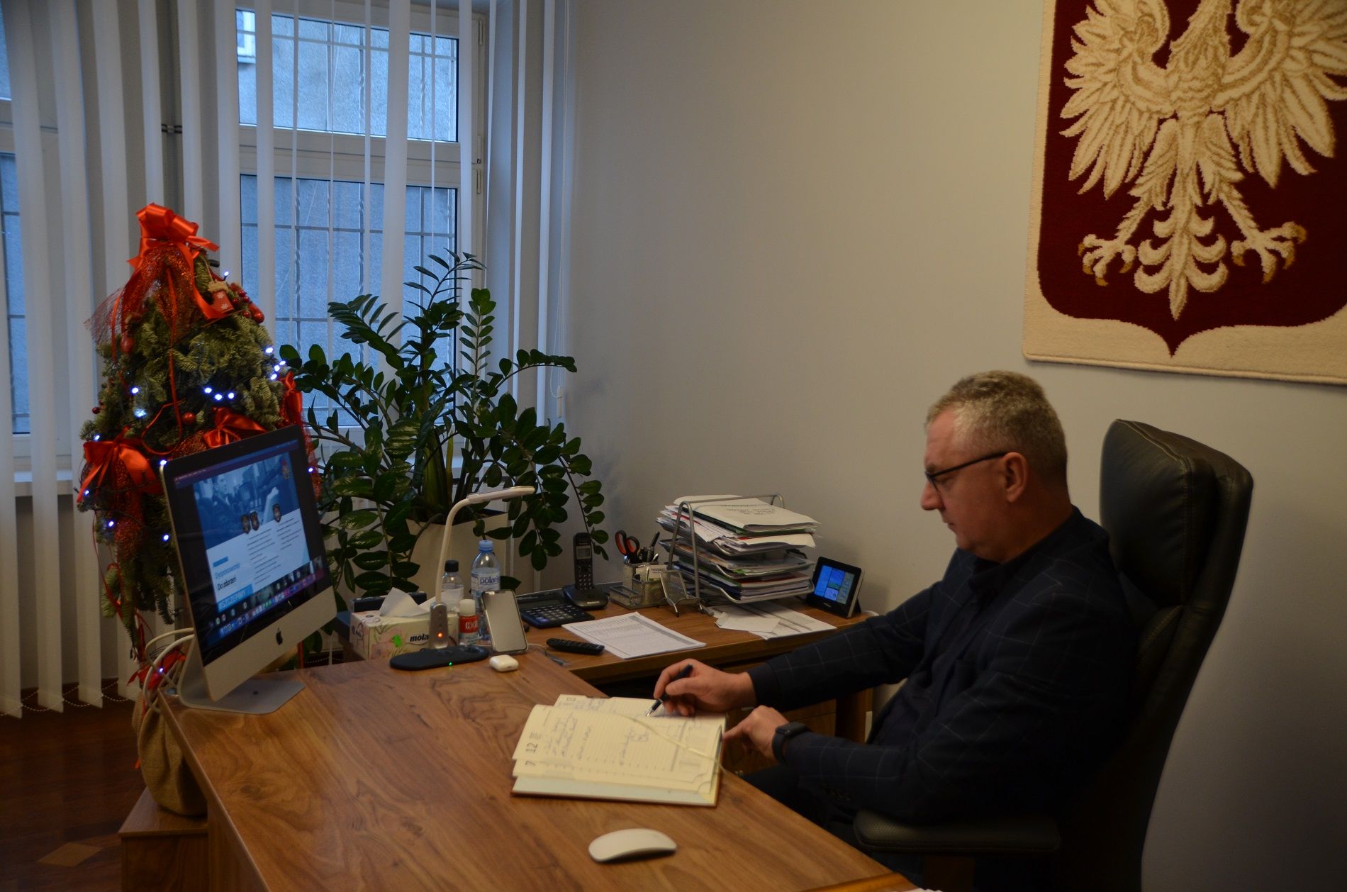 Na fotografii Burmistrz Błaszek podczas wideokonferencji