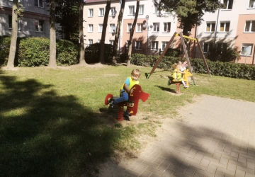 Powiększ obraz: Zabawy w ogrodzie przedszkolnym