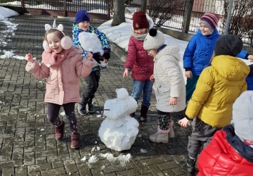 Powiększ obraz: Zabawy w ogrodzie przedszkolnym