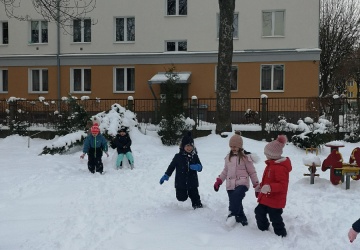 Powiększ obraz: Lutowe zabawy na śniegu