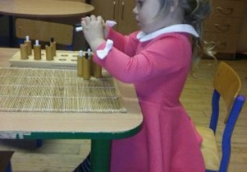 Powiększ obraz: Jak pracują dzieci z materiałami pedagogiki  M. Montessori?