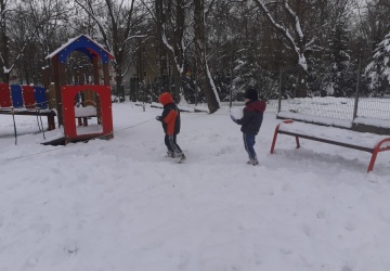 Powiększ obraz: Bawimy się na śniegu 