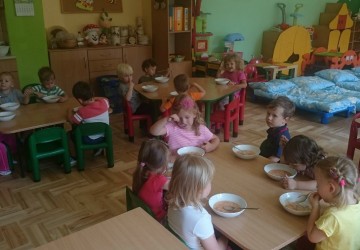 Powiększ obraz: Dzieci wszystko zjadają z talerzyka.....